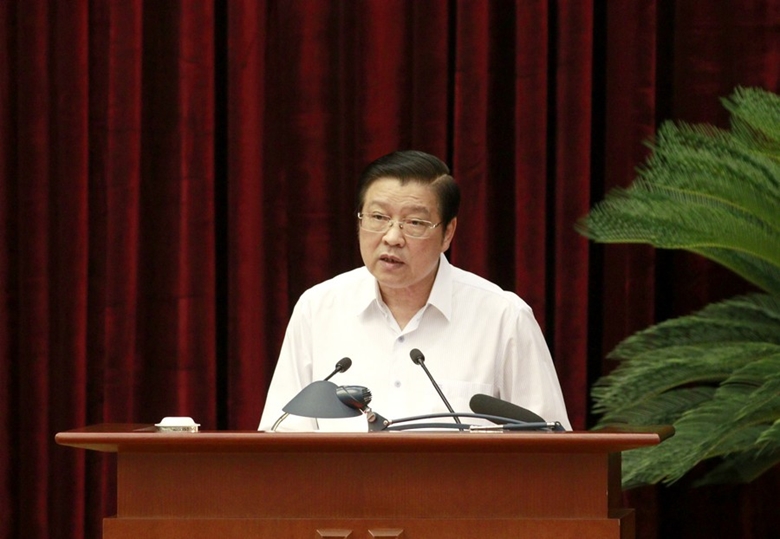 Đồng chí Phan Đình Trạc, Ủy viên Bộ Chính trị, Bí thư Trung ương Đảng, Trưởng ban Nội chính Trung ương, Phó Trưởng Ban thường trực Ban chỉ đạo về phòng chống tham nhũng tiêu cực báo cáo tại Hội nghị. 